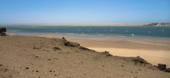 Вид с песчаных дюн на лагуну и кайт-спот во время отлива.