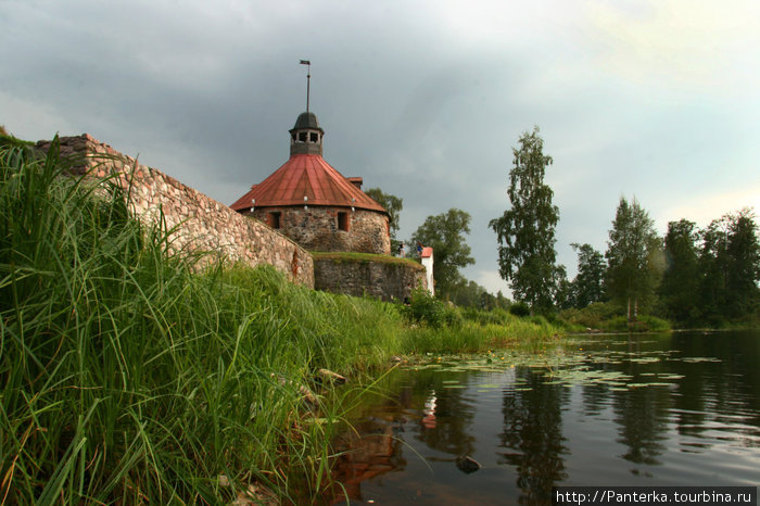 Круглая башня и остаток крепостной стены Приозерск, Россия