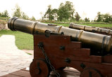 пушки у входа в музей на территории крепости