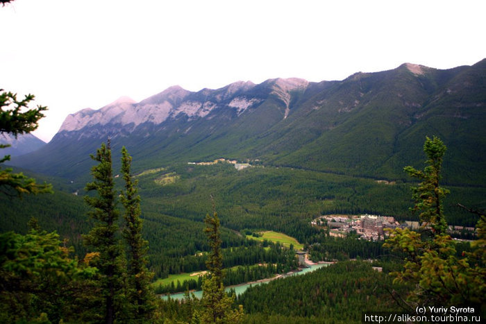 Вид с вершины Тунель-горы (Tunnel mountain). Виден  Fairmont Banff Springs Hotel (справа) и The Rimrock Resort Hotel (слева). Банфф, Канада