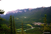 Вид с вершины Тунель-горы (Tunnel mountain). Виден  Fairmont Banff Springs Hotel (справа) и The Rimrock Resort Hotel (слева).
