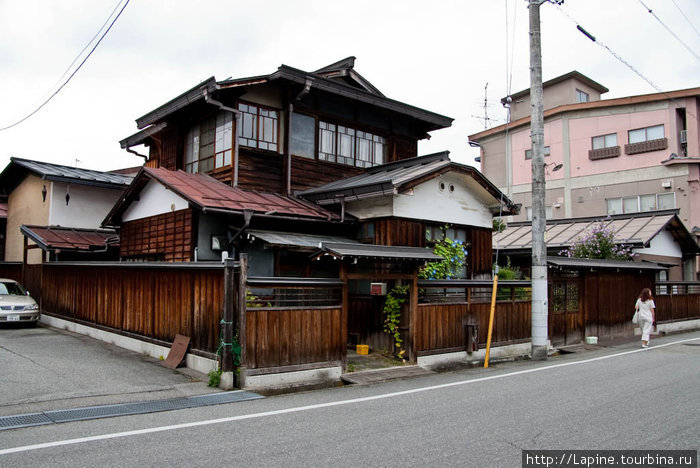 Старый дом на подступе к историческому центру Такаяма, Япония