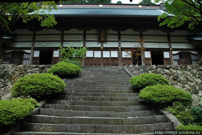 В храме Эйхэйдзи Фукуи, Япония