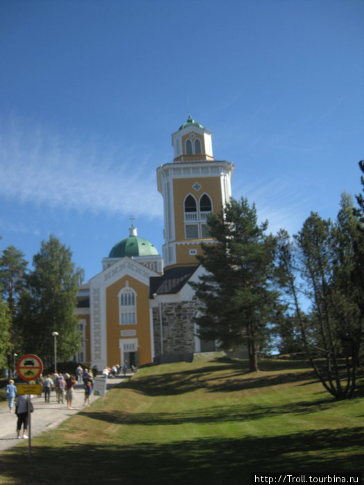 Внешний вид комплекса, на переднем плане — колокольня Керимяки, Финляндия
