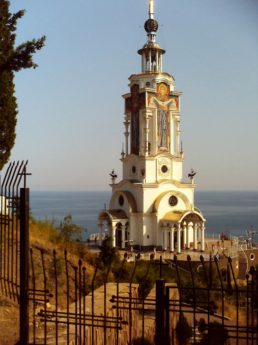 Церковь памяти погибшим на водах, рядом с ней музей морских катастроф Малореченское, Россия