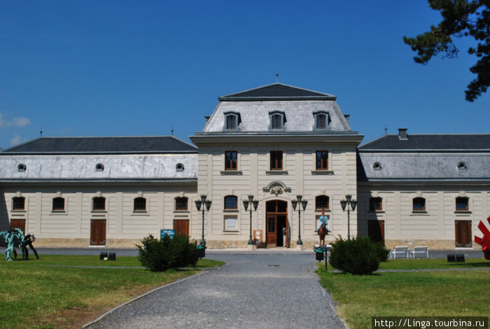 В бывшей конюшне дворца организован музей карет Кестхей, Венгрия