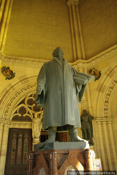 Статуи Лютера в холле церкви и других курфюрстов и герцогов Шпайер, Германия