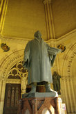 Статуи Лютера в холле церкви и других курфюрстов и герцогов