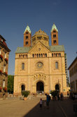 Главный фасад собора смотрит на гланую улицу города — Максимильянштрассе — пешеходная зона с многочисленными шоппами и ресторанами