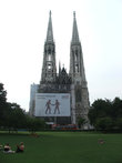 Вотив собор в Вене — очень похож на Мемориальную церковь в Шпайере