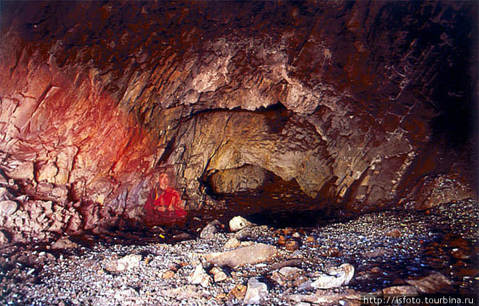 В пещере, где медитировали ламы-отшельники. Бурятия, Россия