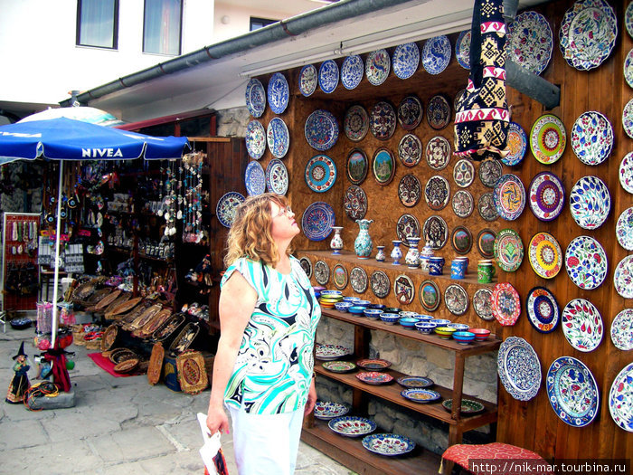 Торговля сувенирами в Несебре. Болгария