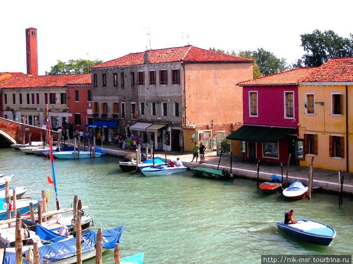 Одна из водных улиц острова Мурано (вид с балкона музея стекла). Венеция, Италия