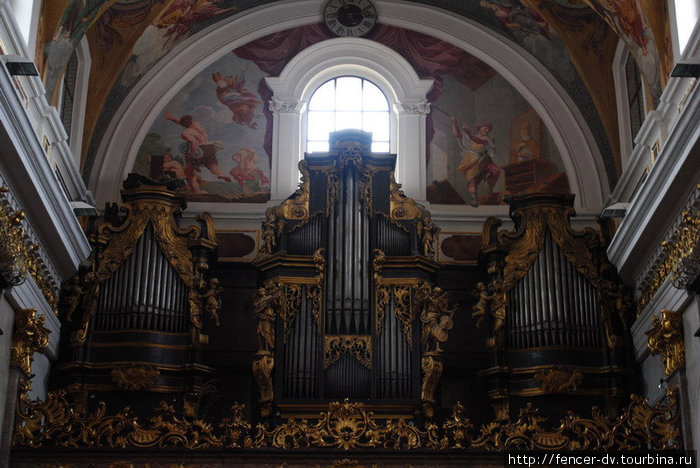 В церкви находится орган Любляна, Словения