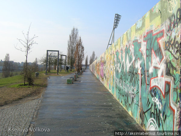 Останки Берлинской стены. А с качель, что слева, на закате открывается прекрасный вид на город! Берлин, Германия