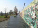 Останки Берлинской стены. А с качель, что слева, на закате открывается прекрасный вид на город!
