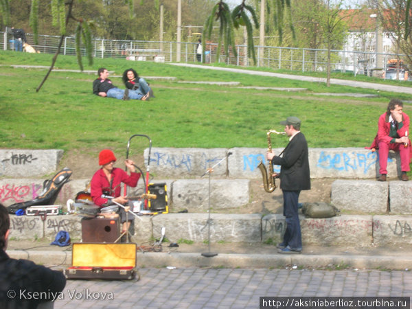 Музыканты — по выходным обычная картина в Мауэрпарке. Берлин, Германия