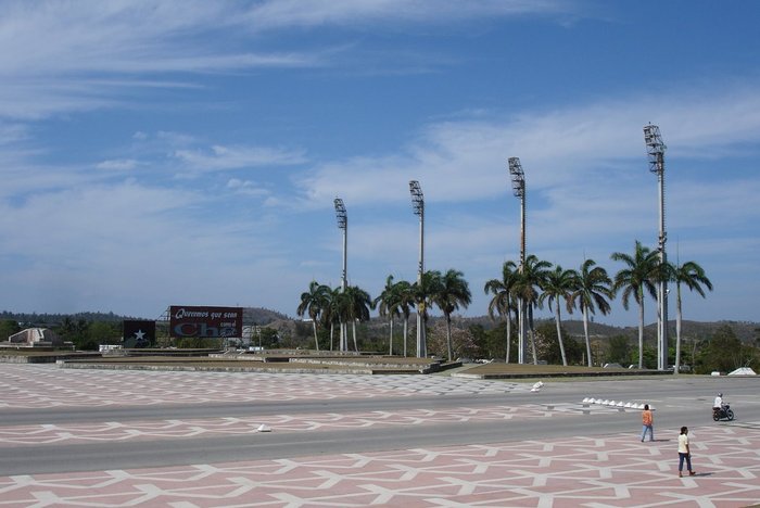 площадь напротив мемориала Санта-Клара, Куба