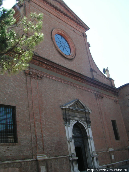 Фасад церкви; мраморное обрамление входа отчётливо выделяется на фоне кирпичного фасада