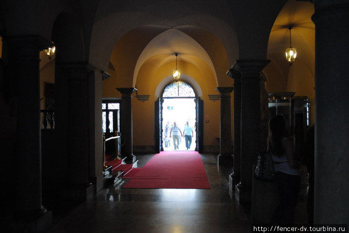 За ворота слева могут пройти только работники мэрии. А по главному холлу можно бродить всем желающим. Любляна, Словения