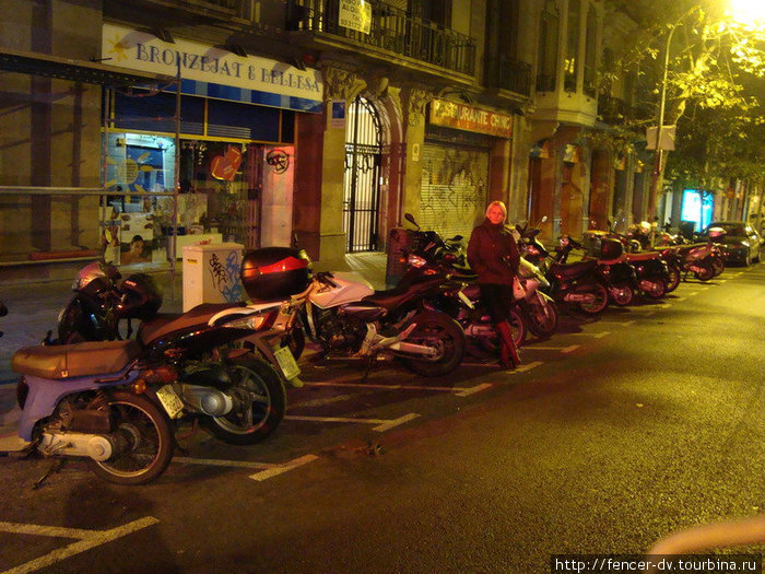 Мотоциклы — самый популярный транспорт Барселоны и днем, и ночью) Барселона, Испания