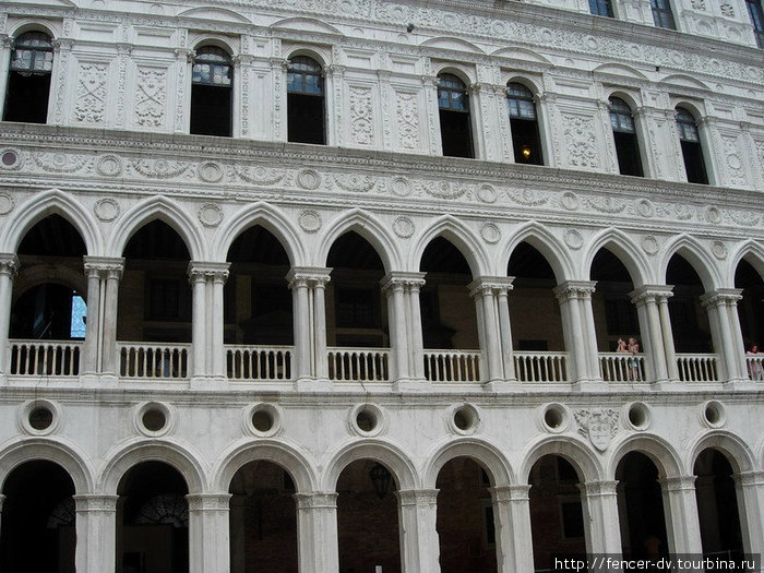 Знаменитые балкончики дворца узнает каждый, кто был в Венеции Венеция, Италия