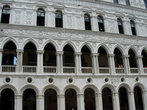 Знаменитые балкончики дворца узнает каждый, кто был в Венеции