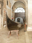 Самая старая гондола из ныне обитающих в окрестностях Венеции)