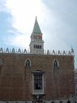 За крышей дворца видна башня Кампаниле