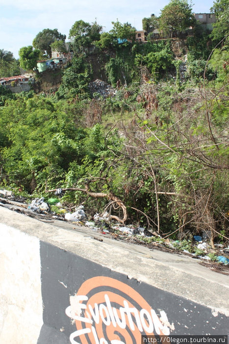 Эволюция- за небольшим бардюром кучи мусора Доминиканская Республика