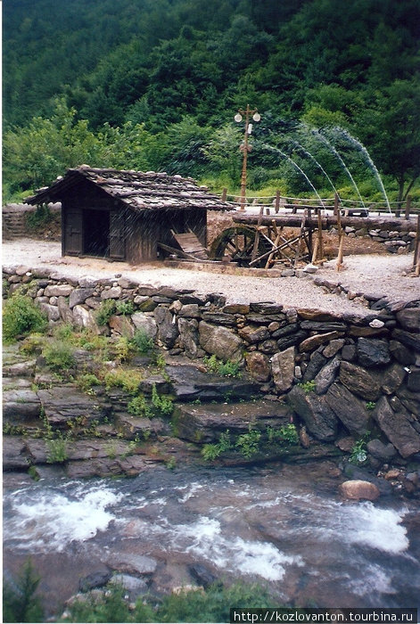 Водная мельница возле пещеры — тоже объект туристического внимания.