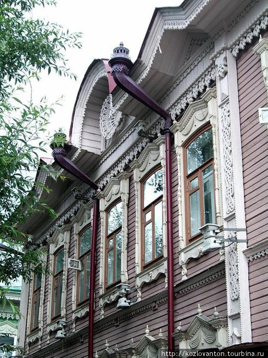 Дом по ул. Гагарина, 40 удачно сочетает на своем фасаде фронтоны разных форм. Томск, Россия