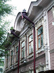 Дом по ул. Гагарина, 40 удачно сочетает на своем фасаде фронтоны разных форм.