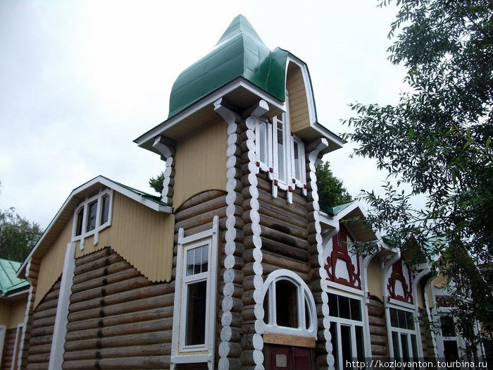 Дом охотника (Гагарина, 42) построен в начале 20-го века в стиле модерн, совмещенного с древнерусскими архитектурными формами (шлемовидный купол здания). Томск, Россия
