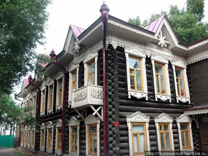 В доме по Гагарина, 44 хорошо видно влияние древнерусской архитектуры. Томск, Россия