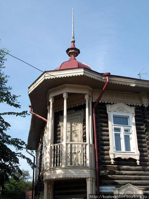 Здание по ул. Дзержинского, 15 интересно своим простым, но таким симпатичным балконом Томск, Россия