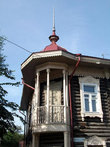 Здание по ул. Дзержинского, 15 интересно своим простым, но таким симпатичным балконом