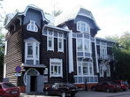 Дом архитектора Крячкова А.Д., спроектированный и построенный им собственноручно в 1910 г.  Ныне здесь находится музей деревянного зодчества Томска.