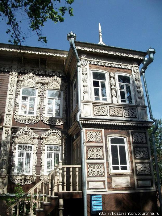 Богатое резное украшение этого дома. Томск, Россия