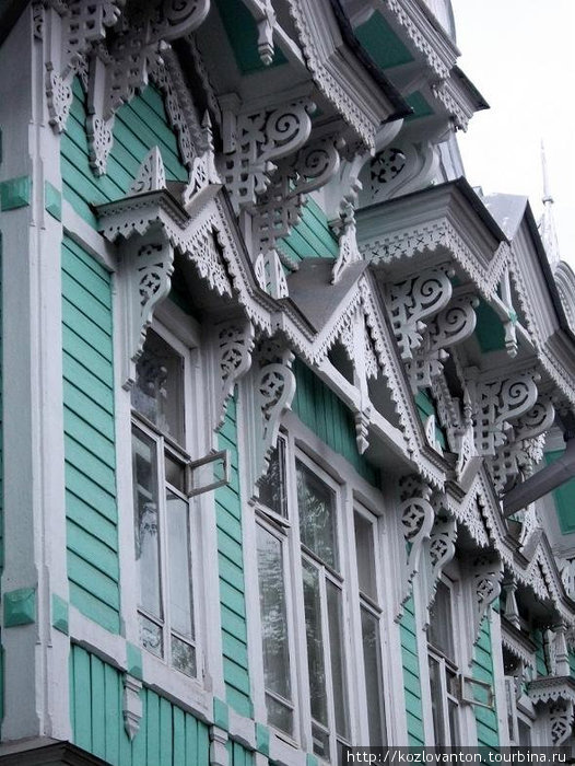 Фасад дома имеет стройное членение и вытянутые оконные проемы. Томск, Россия