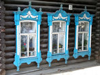 Есть и более простые украшения окон на ул. Татарской.