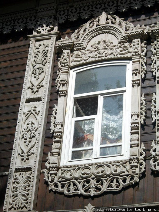 В оформление окна хорошо просматривается  растительный орнамент и древнерусские мотивы. Томск, Россия
