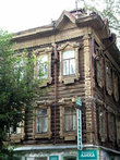 Затейливой формы трубы украшают дом на пр. Ленина, 56.