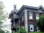 Словно игрушечный балкон-лоджию с чешуйчатой крышей можно увидеть в доме на Кузнечном взвозе, 6.