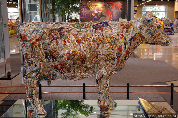 ... корова стеклярусная, очень красивая,... Калгари, Канада