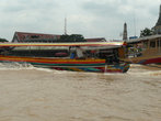 старый центр Бангкока расположен на воде и передвигаются там на лодках