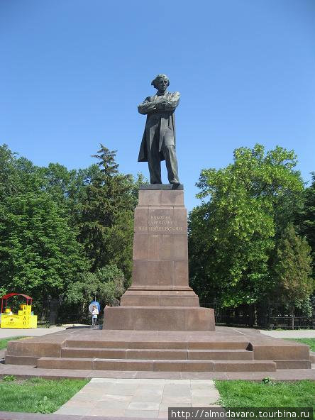 Памятник еще одному легендарному саратовцу Николаю Чернышевскому, автору известного «Что делать?» Саратов, Россия