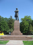 Памятник еще одному легендарному саратовцу Николаю Чернышевскому, автору известного «Что делать?»