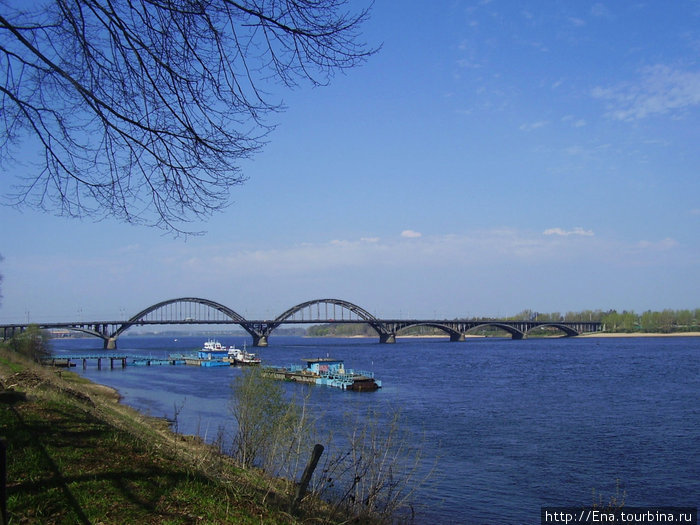 На старой набережной. Вид на мост Рыбинск, Россия