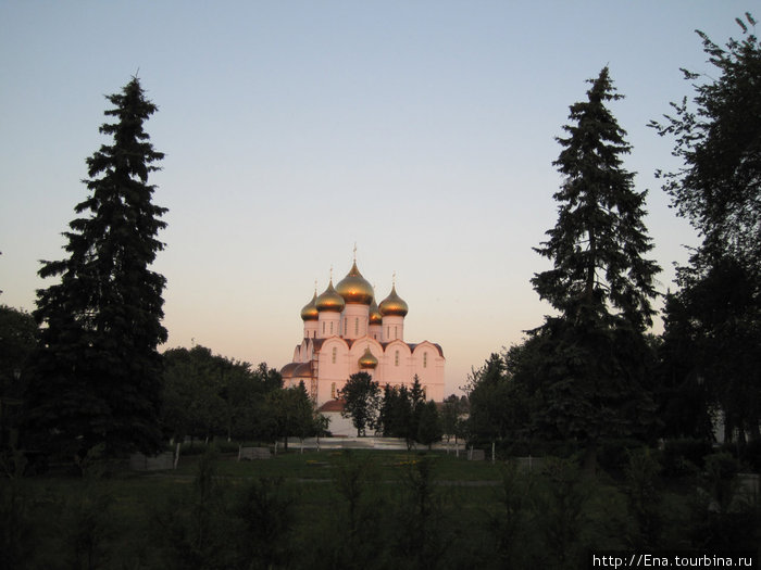 Ярославль. Успенский собор в вечернем закате Ярославль, Россия